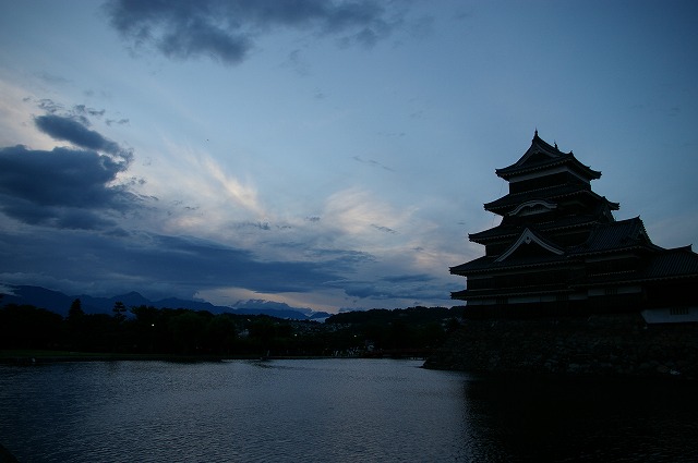 夕闇の空と黒い城。_f0168478_21184073.jpg