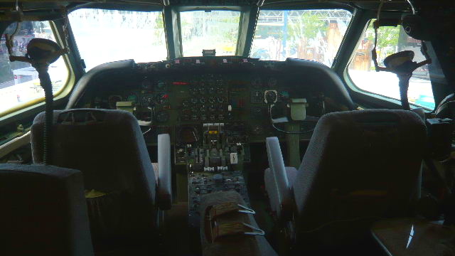 CV990を観察する② コクピット編（DC-8比較画像付き