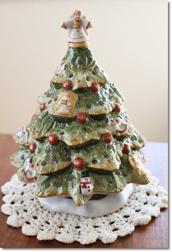 ツリー型キャンドルホルダーとクリスマスの装い チョコと気ままに ツリー型キャンドルホルダーとクリスマスの装い チョコと気ままに