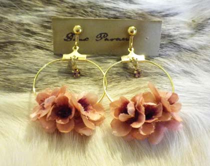 お花ピアス/イヤリング(doux pavane) たくさん入荷しました_a0232169_1723030.jpg