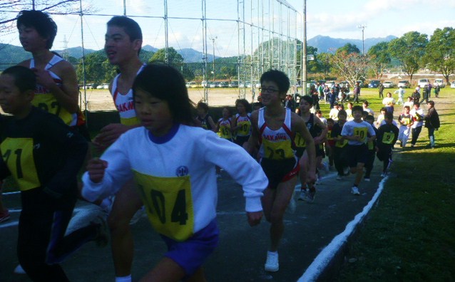 師走 佐川 寒風切って黒岩を走る 280人参加 37回マラソン大会 佐川町づくり交流広場