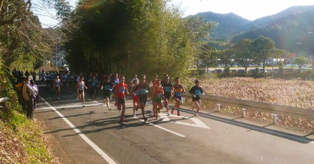 師走 佐川 寒風切って黒岩を走る 280人参加 37回マラソン大会 佐川町づくり交流広場