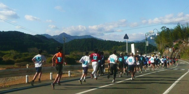 師走 佐川 寒風切って黒岩を走る 280人参加 37回マラソン大会 佐川町づくり交流広場