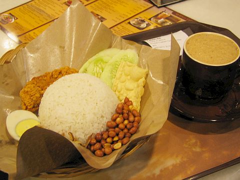 [マレーシア篇] Old Town White CoffeeのNasi Lemak食べた！（´Д｀）_b0040692_2314175.jpg