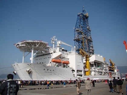 人工地震と深海掘削の裏側を見る contemporary navigation_c0139575_225391.jpg