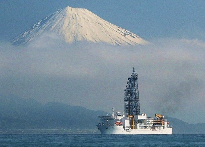 人工地震と深海掘削の裏側を見る contemporary navigation_c0139575_229784.jpg