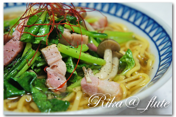 小松菜とベーコン炒めのせラーメン_c0103827_1812425.jpg