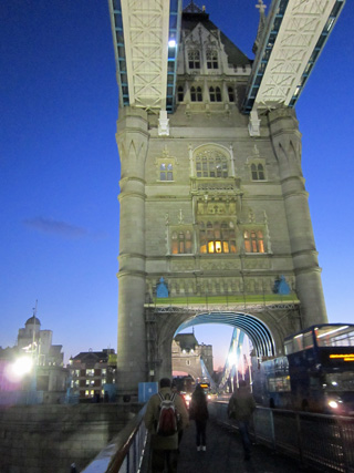 たそがれのタワーブリッジ、ロンドン旅行思い出と読書考_f0234936_20353171.jpg