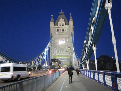たそがれのタワーブリッジ、ロンドン旅行思い出と読書考_f0234936_2035533.jpg