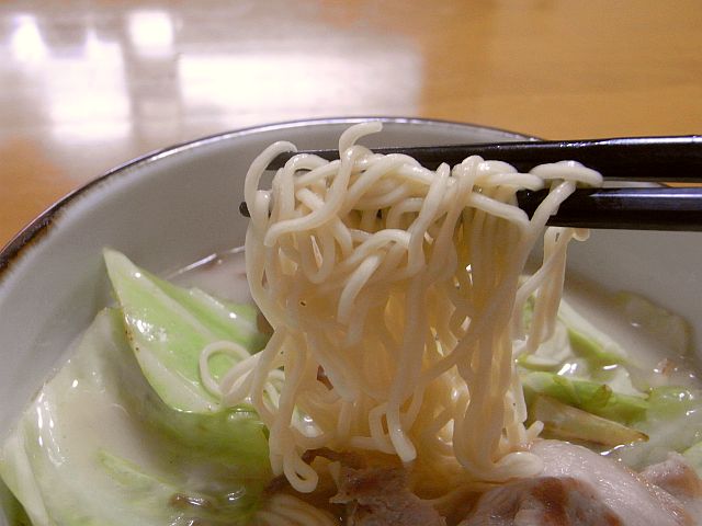 マルちゃん「正麺」豚骨味_e0220163_17293547.jpg