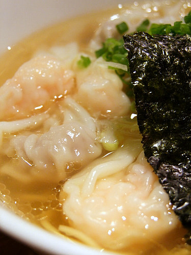 「中目黒・池尻 支那そば 八雲 特製ワンタン麺・白、黒、特製つけそばミックス」_a0000029_1054288.jpg