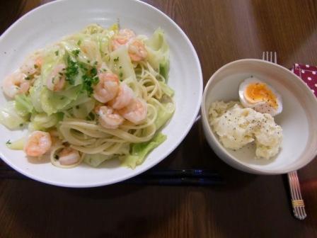 海老とキャベツのパスタ＆栗原さんのポテサラ♪_a0192063_8191296.jpg