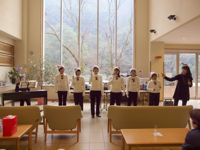 ハンドベルの演奏(湯来ロッジのロビー)_c0116915_0544437.jpg