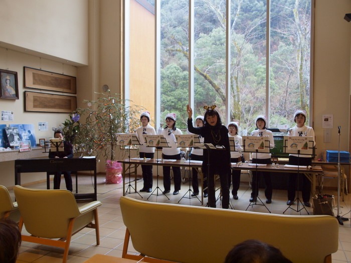 ハンドベルの演奏（湯来ロッジのロビー）_c0116915_0592294.jpg