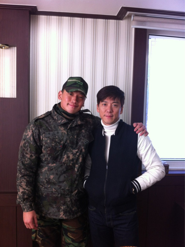 RAIN、クリスマス面会リストみると...\"うらやましい軍服務スター\"_c0047605_18233360.jpg