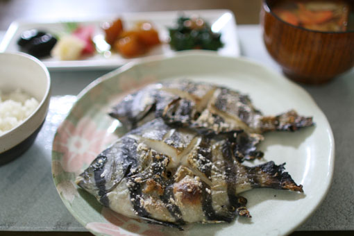 ちっちゃい石鯛の塩焼き サカ子の台所