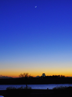 茨城県境川岸からの夕景「夕日・富士山・関宿城」並んで見えました。_b0225801_14361272.jpg