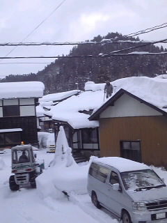 近所も雪おろし_f0118332_156414.jpg