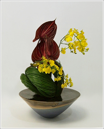正月花 大王松をねじねじに Tamins の花と空と月と
