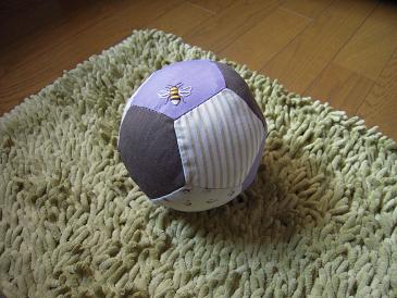 蜂の刺しゅうのペンタゴンボール ほほえみながらねがえり