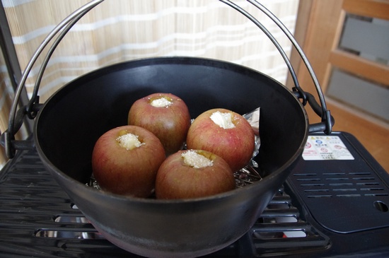 ダッチオーブンで焼きリンゴ_b0235182_22314611.jpg