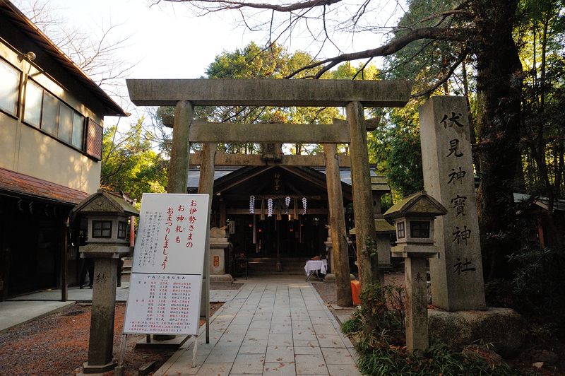 狛辰の居る社＠伏見神宝神社_f0032011_8402021.jpg