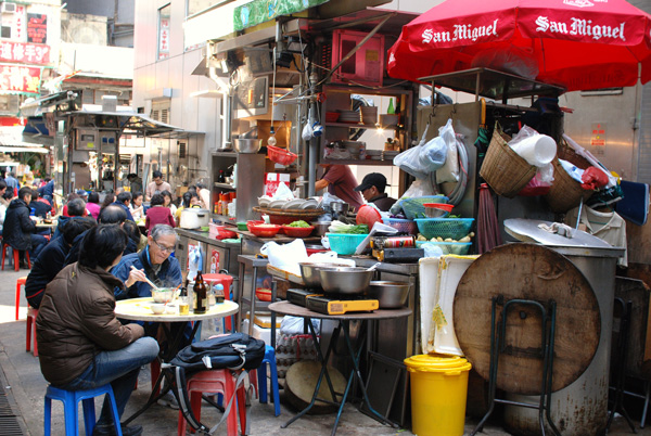 HongKong2011 part8 , 美味しい麺専門店・小雨天&下町ぶらぶら散歩_e0231876_13571329.jpg