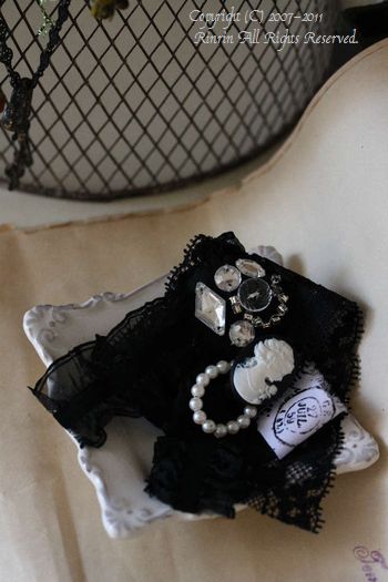 2012年初のハンドメイドはブローチ。～着なくなった服のパーツを使って～_e0237680_15572530.jpg