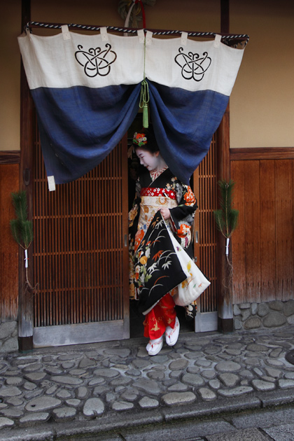 新春行事：京都の花街「始業式」　艶やかな芸舞妓さん_c0059485_23241070.jpg