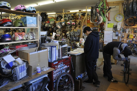 「その子どもサイクルぅ」と「新年挨拶」と「母の店看板」と「月」_a0166329_1155389.jpg