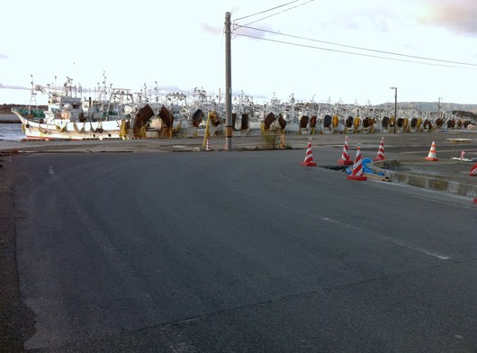 被災地支援プロジェクト福島県相馬市で【仮設住宅にてX\'masリースワークショップ開催】2日目のご報告_b0076951_0391338.jpg
