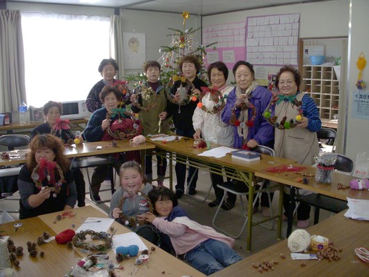 被災地支援プロジェクト福島県相馬市で【仮設住宅にてX\'masリースワークショップ開催】2日目のご報告_b0076951_1112797.jpg