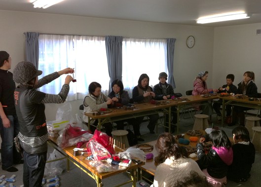 被災地支援プロジェクト福島県相馬市で【仮設住宅にてX\'masリースワークショップ開催】2日目のご報告_b0076951_12372399.jpg