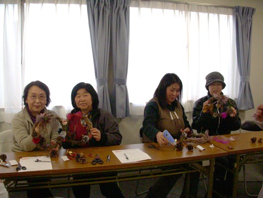 被災地支援プロジェクト福島県相馬市で【仮設住宅にてX\'masリースワークショップ開催】2日目のご報告_b0076951_139317.jpg