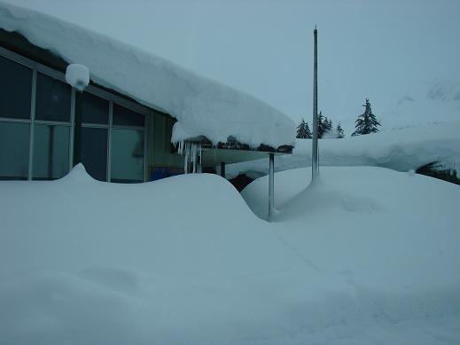 Jan 7 \'12  まだ続く雪の話題・・・町の様子_d0251307_2544369.jpg