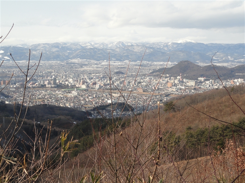 阿武隈川を垣間見て登る新春のお山_a0127015_20285086.jpg