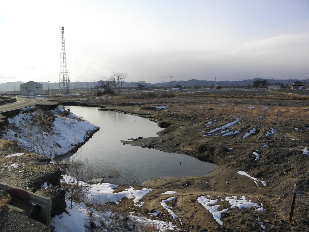 津波で破壊された農業用施設・海水に浸かった農地_d0136506_0253342.jpg