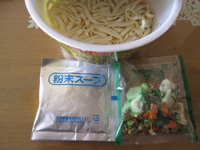 日清のどん兵衛 だしカレーうどん (西日本仕様)_b0042308_14321153.jpg