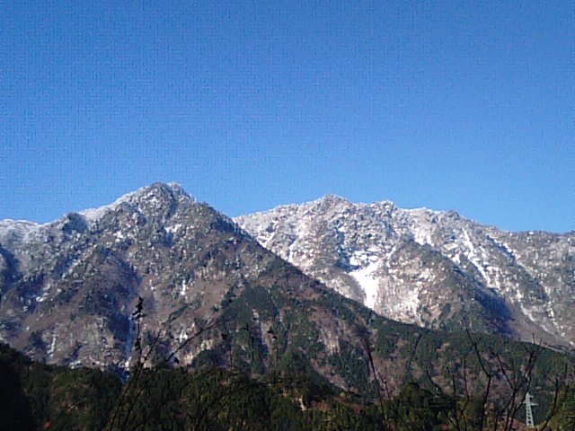 今は真冬、四国山地の背骨の山々 …2012/1/12_f0231709_1742015.jpg