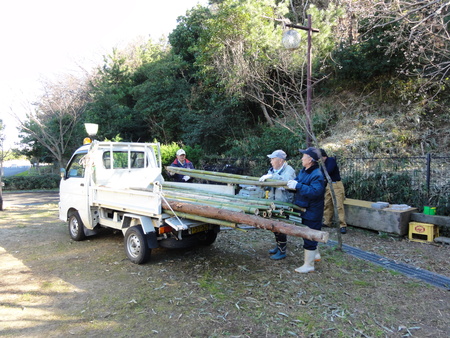 臨時活動:「とんど&焼き芋準備」_c0108460_0241919.jpg