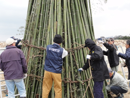 臨時活動:とんど組立_c0108460_17114546.jpg