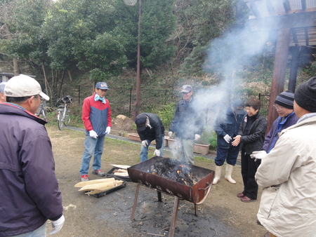 臨時活動:とんど組立_c0108460_17652.jpg