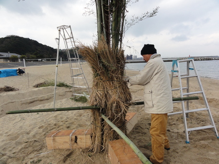 臨時活動:とんど組立_c0108460_1785894.jpg