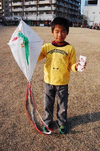 お正月あそび「凧あげ」を行いました！_c0222139_1636321.jpg