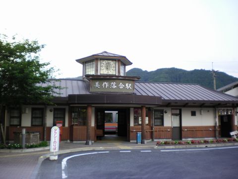 真夏の中国地方ローカル線2 (姫新線/旧津山扇形機関車庫)_b0005281_17544023.jpg
