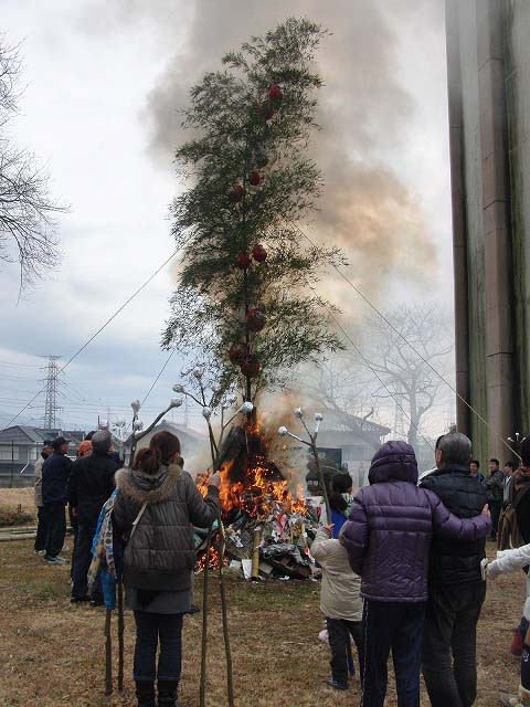 一昨日、昨日は各地でどんどん焼きが行われました_f0141310_853219.jpg