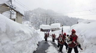 すざましい積雪!...さすがに今年はまだここまでは降ってません(笑)_b0194185_2327133.jpg