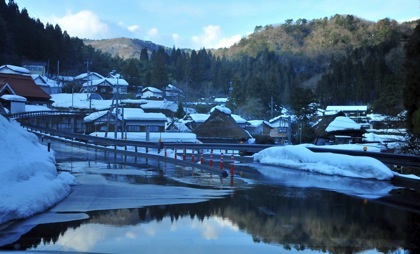 よかった今年は大屋根の雪下ろし、しなくて済むかも...._b0194185_2314245.jpg