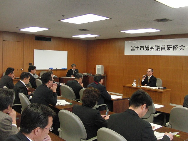 議会・議員の仕事と議員定数は? 「議員定数のあり方」を考える研修会 _f0141310_8132898.jpg
