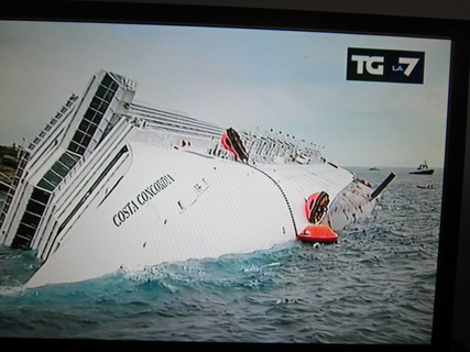 大型旅客船転覆とイタリアの報道_f0234936_21314598.jpg